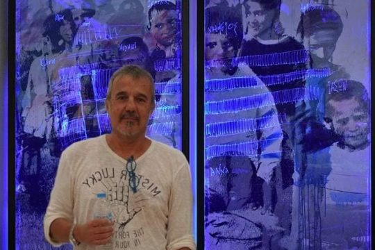 Ο ζωγράφος Χρήστος Αντωναρόπουλος με εικαστική δημιουργία του